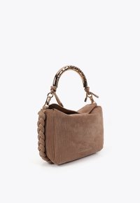 Borsa a tracolla in corduroy marrone con una tracolla intrecciata e un manico metallico inciso. La borsa è mostrata di lato su uno sfondo bianco.