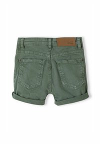 Shorts en denim vert olive avec ourlets roulés, dotés de deux poches arrière, de coutures minimales et d'une étiquette en cuir marron à la taille.