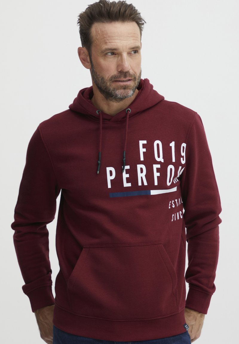 Felpa con cappuccio bordeaux in morbido tessuto, con tasca frontale, grafica bianca e blu, e cordino regolabile.