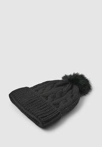 Beanie nera in maglia con risvolto a coste e motivo a trecce testurizzato, con un pom-pom in pelliccia nera sulla parte superiore.