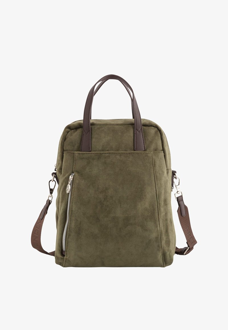Oliivinvihreä mokkabackpack, jossa on kaksi lyhyttä kantohihnaa, irrotettava olkahihna ja etupuolella vetoketjullinen tasku hopeaosilla.