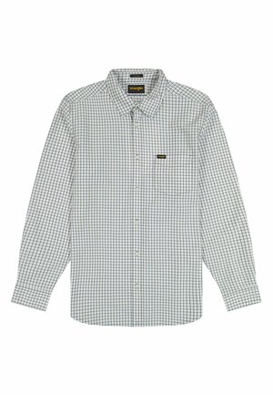 Camisa blanca de manga larga con botones, patrón de cuadrícula azul marino, bolsillo en el pecho delantero y etiqueta de la marca Wrangler en el bolsillo y el cuello.