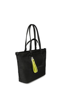 Čierna taška na rameno vyrobená z nylonu, s dlhými koženými rúčkami, obdĺžnikovým tvarom, prednou kapsou a jasne žltým ťahákom na zips.