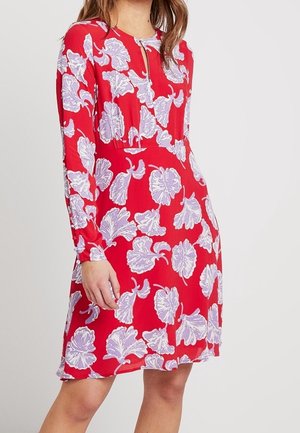 Robe rouge à manches longues, avec un col rond et un motif floral en violet et blanc. Fabriquée en tissu léger, longue jusqu'aux genoux.