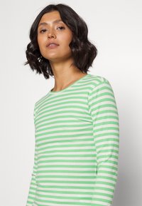 Pieces PCRUKA  - Pitkähihainen paita - absinthe green/cloud dancer