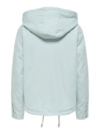 Světle modrá kapucí ozdobená bunda s dlouhými rukávy, manžetami na knoflíky a nastavitelnými šňůrkami na spodním okraji, zobrazena zezadu.