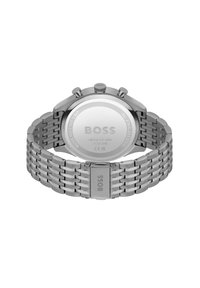 Montre en acier inoxydable argenté avec un bracelet en maille, boîtier arrondi et fonctionnalités chronographe. Dos gravé avec "BOSS" et détails du modèle.