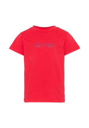 T-shirt rossa a maniche corte con scollo tondo e la scritta "TRUSSARDI MILANO" stampata in blu sul petto, sfondo semplice.