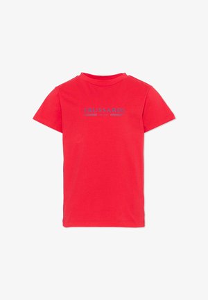 T-shirt rossa a maniche corte con scollo tondo e la scritta "TRUSSARDI MILANO" stampata in blu sul petto, sfondo semplice.