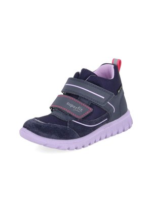 Dziecięcy granatowo-fioletowy sneaker z dwoma paskami na rzep i różową pętelką z tyłu, pokazany pod lekkim kątem.