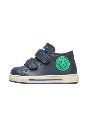 Baskets pour tout-petit bleu marine avec deux bandes Velcro, une semelle en caoutchouc blanche et un logo circulaire vert sur le côté.
