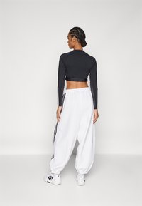 adidas Sportswear FUTURE ICONS THREE STRIPES PARACHUTE PANT - Treniņtērpa apakšdaļas - white