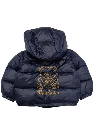 Giacca puffer blu navy con cappuccio, con una grafica di un orso dorato e il logo "Moschino" sul davanti. Realizzata in materiale lucido e trapuntato.