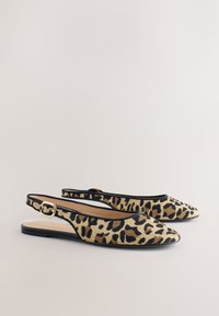 Leopardenmuster Slingback Ballerinas mit spitzen Zehen, schwarzem Besatz, goldener Schnalle und flachen schwarzen Sohlen auf neutralem Hintergrund.