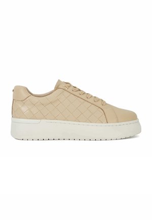 Beige leren sneakers met geweven textuur, ronde neus, tonale veters en een witte, geprofileerde zool. Subtiele gouden accenten bij de hak.