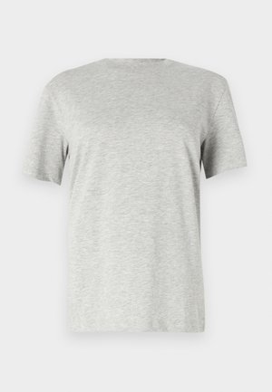 T-shirt gris à manches courtes en tissu doux et texturé ; il présente un col rond classique et une coupe décontractée, sans motifs ni logos.