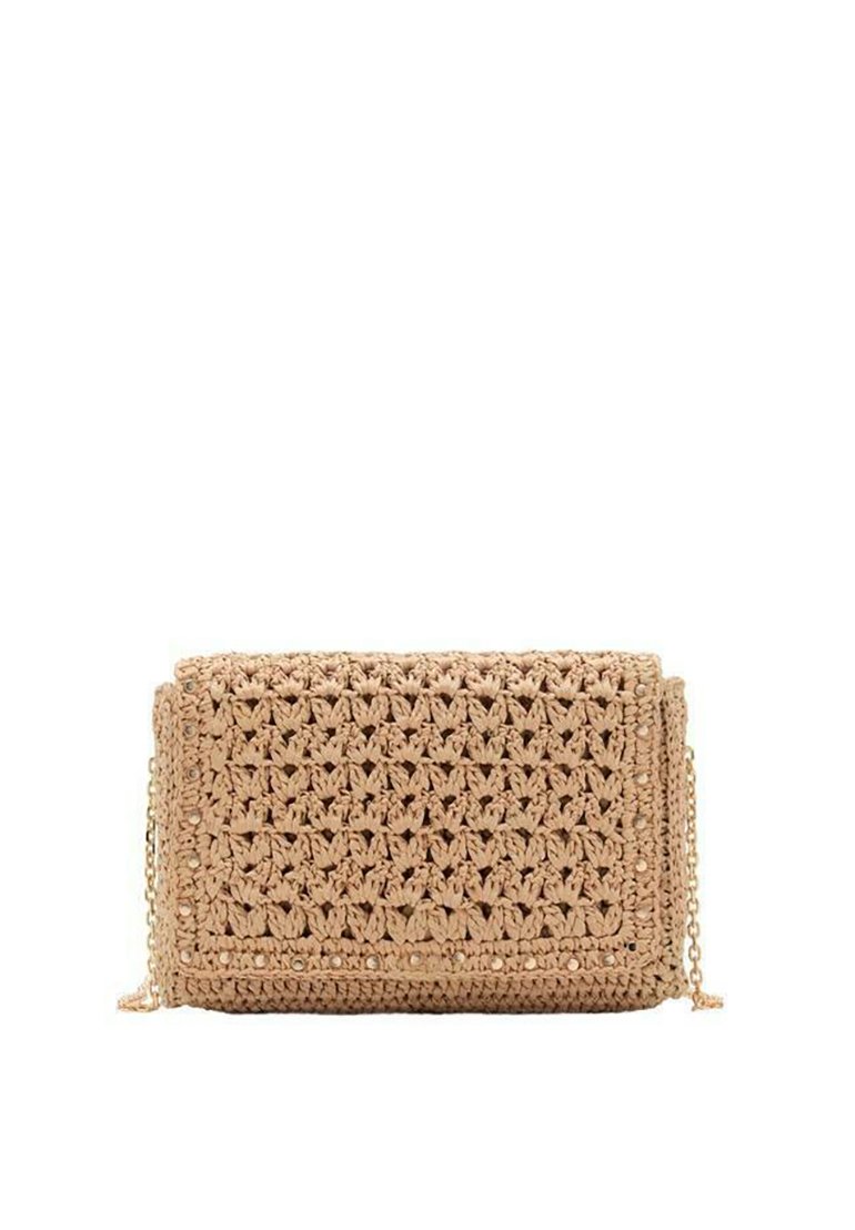 Beige geflochtener Clutch mit komplexem Häkelmuster, rechteckiger Form und Kettenriemen. Verfügt über eine strukturierte Oberfläche und keine sichtbaren Beschläge.