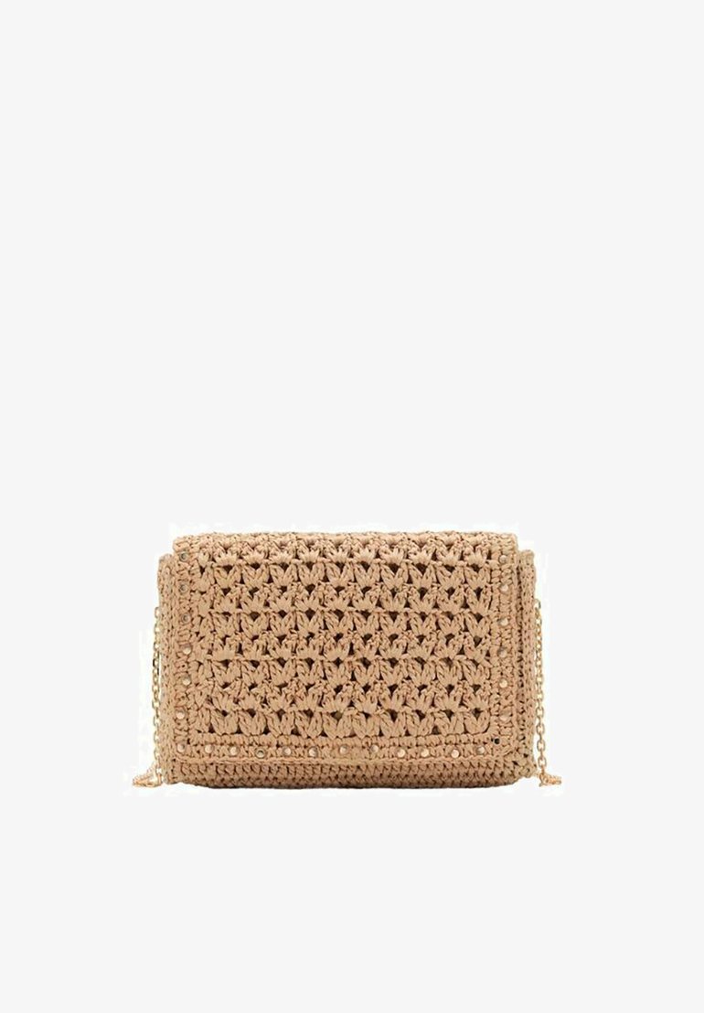 Beige geweven clutch tas met ingewikkeld haakwerkpatroon, rechthoekige vorm en kettingstrapdetail. Wordt gekenmerkt door een gestructureerd oppervlak en zonder zichtbare hardware.