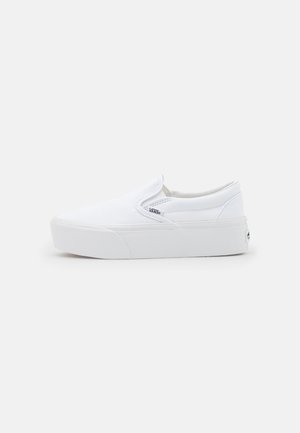 Białe trampki Vans slip-on z grubą podeszwą i subtelnym logo z boku, pokazane w profilu na jednolitym jasnym tle.