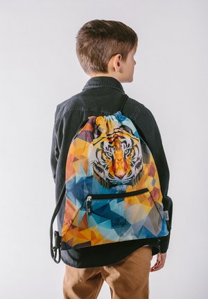 Schnürbeutel mit einem geometrischen Tigerdesign in Orange, Blau und Gelb, ausgestattet mit einer vorderen Reißverschlusstasche und verstellbaren Trägern.