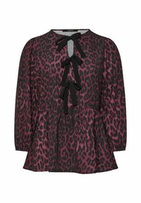 Bluusilla, jossa on puffihuovat, mustasta kankaasta, jossa on rohkeaa lilaa leopardikuosia. Edessä kolme solmua ja helma on peplum-tyyppinen.