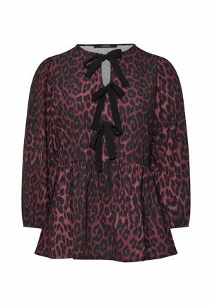 Bluusilla, jossa on puffihuovat, mustasta kankaasta, jossa on rohkeaa lilaa leopardikuosia. Edessä kolme solmua ja helma on peplum-tyyppinen.