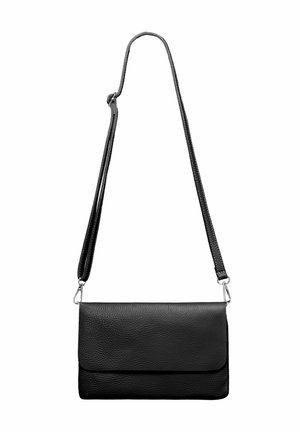 Schwarze Leder-Crossbody-Tasche mit strukturiertem Oberflächen, rechteckiger Form, verstellbarem Tragegurt und Klappenverschluss. Silberne Hardwareakzente.