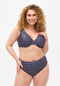 Granatowy bikini z białym geometrycznym wzorem, z trójkątnym stanikiem i wysoko osadzonym dołem, wykonane z gładkiego materiału.