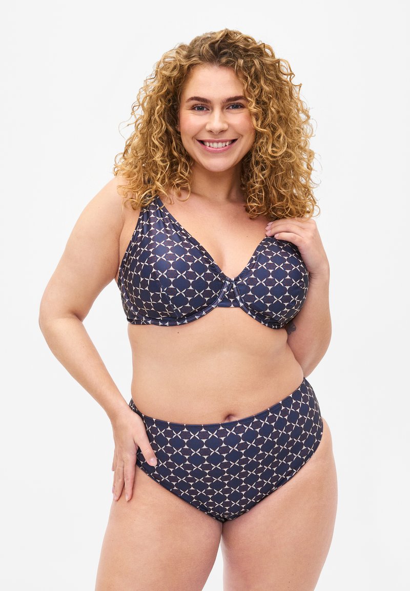 Granatowy bikini z białym geometrycznym wzorem, z trójkątnym stanikiem i wysoko osadzonym dołem, wykonane z gładkiego materiału.
