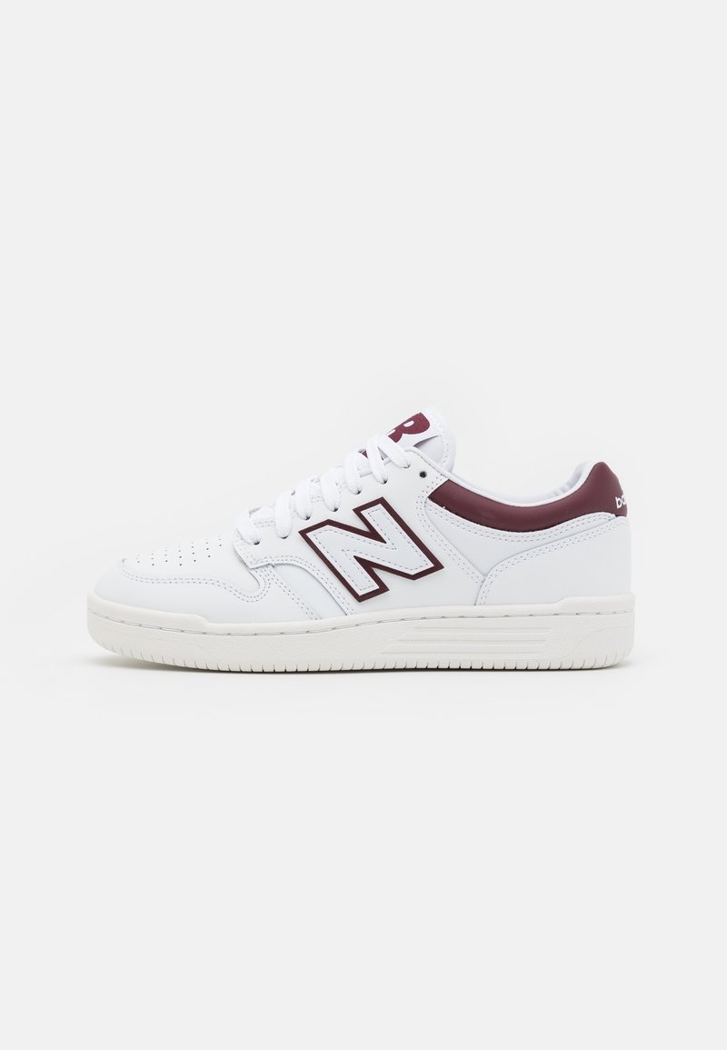 Zapatillas de cuero blancas con puntera perforada, acentos en color burdeos, logo 'N' prominente, cordones blancos y suela de goma con patrón texturizado.