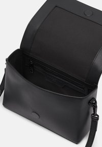 Schwarze Leder-Schultertasche mit glatter Textur, Klappenverschluss und Innentasche mit Reißverschluss; verfügt über einen geflochtenen Riemen und Logo-Detail.