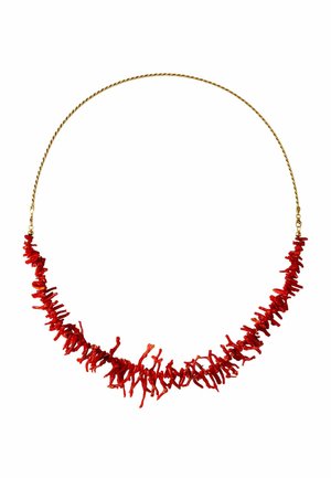 Collar de coral rojo con cuentas de forma irregular en una delgada cadena dorada, que muestra un diseño texturizado con un contraste de color vibrante.