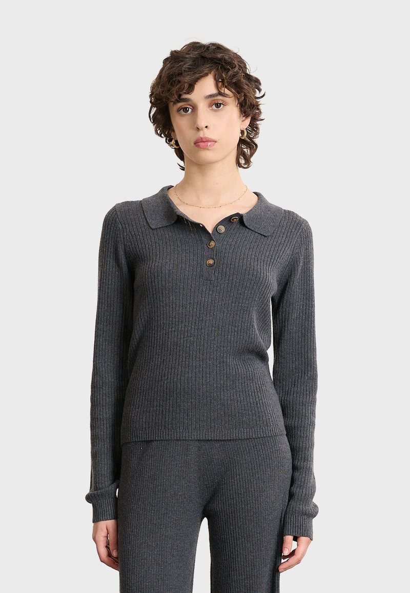 Maglione grigio a coste con colletto, tre bottoni marroni e maniche lunghe, caratterizzato da una silhouette aderente e una texture morbida.