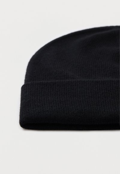 Μαύρο πλεκτό σκουφάκι με διπλή μπάρα σε λευκό φόντο.