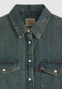 Denim shirt met een klassieke kraag, parelknopen, twee voorkruiszakken en een Levi's logo label, in een vervaagde blauw-groene kleur.