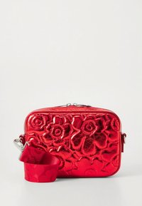 Sac bandoulière rouge métallisé avec motif floral en relief, de forme rectangulaire. Comprend une sangle rouge assortie et des accents de quincaillerie argentée.