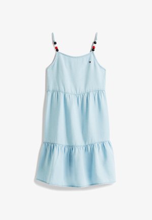 Hellblaues ärmelloses Kleid mit gestuftem Rock, verstellbaren Schulterriemen, die mit roten und schwarzen Perlen verziert sind, und kleinem rot-weiß-blauem Logo auf der Brust.