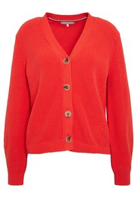 Cárdigan rojo de punto con escote en V, cinco botones marrones, puños acanalados y patrones texturizados en la tela. Fit casual y relajado.