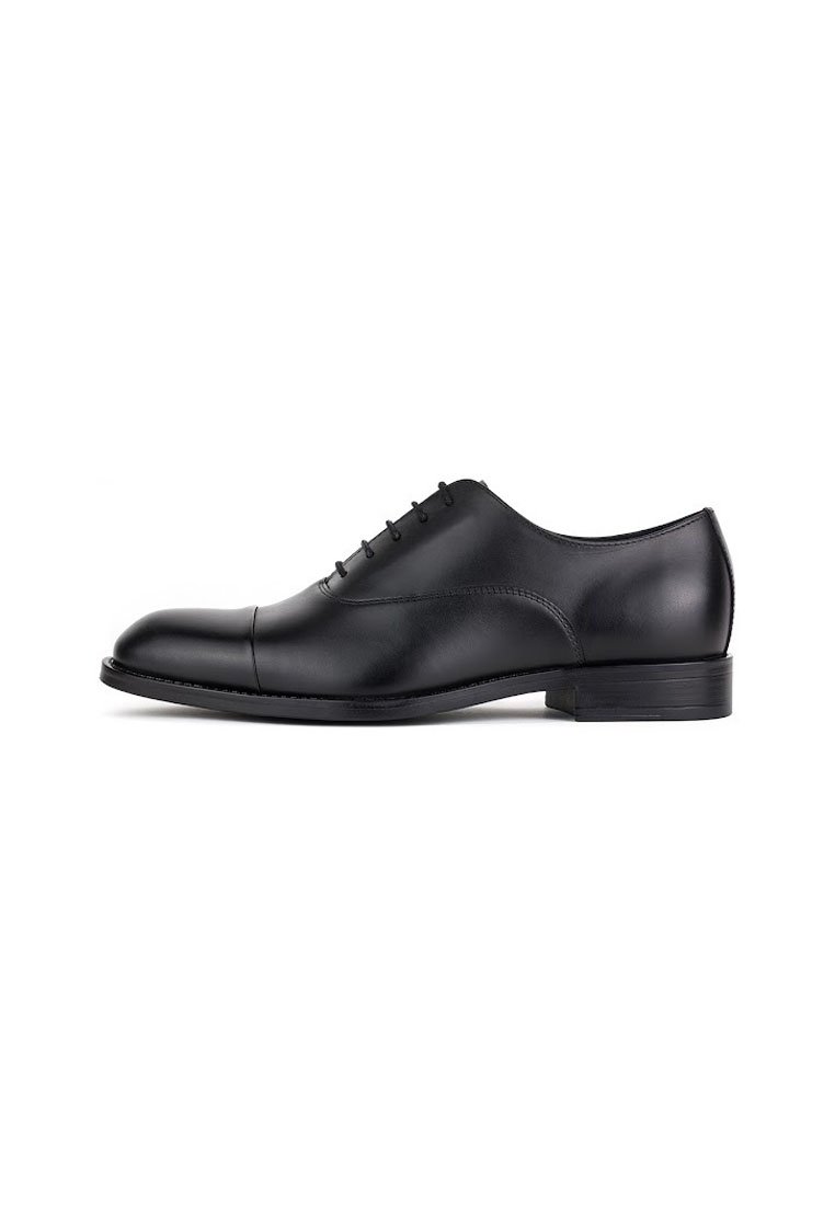 Czarne skórzane buty formalne z okrągłym noskiem, sześcioma oczkami do sznurowania, gładkim wykończeniem i niskim, drewnianym obcasem. Klasyczny styl formalny.