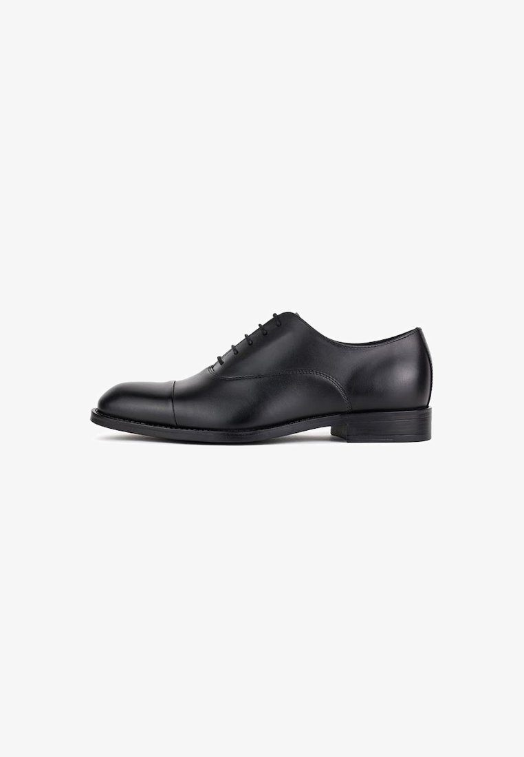 Czarne skórzane buty formalne z okrągłym noskiem, sześcioma oczkami do sznurowania, gładkim wykończeniem i niskim, drewnianym obcasem. Klasyczny styl formalny.