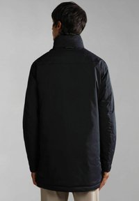 Giacca imbottita nera con colletto alto e maniche lunghe. Esterno liscio, vestibilità regolare, con un sottile dettaglio del logo sul retro.