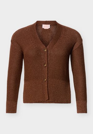 Καφέ πλεκτή ζακέτα με V-λαιμόκοψη, τρία ξύλινα κουμπιά, ριμπ μανσέτες και τελείωμα, που παρουσιάζεται σε απλό ανοιχτό φόντο.