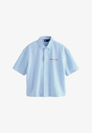 Koszula z krótkim rękawem, z kołnierzykiem, w jasnoniebieskim kolorze z białymi pionowymi paskami. Posiada zapięcie na guziki i czerwony haft na lewej stronie.