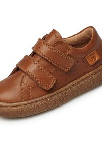 Scarpa in pelle marrone con due cinturini in velcro, suola in gomma testurizzata, dettagli di cucitura e accenti perforati sui lati.