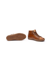 Baskets montantes marron en cuir lisse, dotées d'une semelle en caoutchouc texturée, d'un bout rond, de lacets en cuir et d'un détail de languette avec marque.