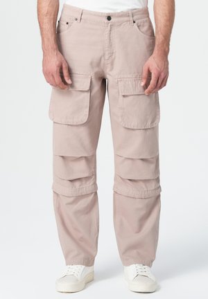 Pantalons cargo rose clair avec une coupe décontractée. Dotés de plusieurs grandes poches et d'un design plissé au niveau des cuisses. Fabriqués en tissu coton.
