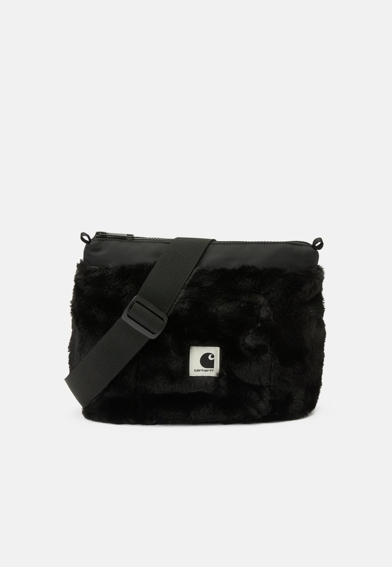 Čierna kabelka na crossbody z umelej kožušiny s lesklým vrchom, nastaviteľným popruhom a štvorcovou nášivkou s logom. Mäkká textúra a uzavieranie na zips.