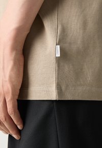 Lindbergh O NECK TEE OVERSIZE - Basic póló - stone