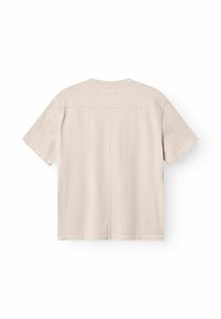 Kurzarm, hellbeige T-Shirt mit rundem Halsausschnitt und geradem Schnitt. Glatte Textur und einfaches Design, mit kontrastierenden Stitching-Details.