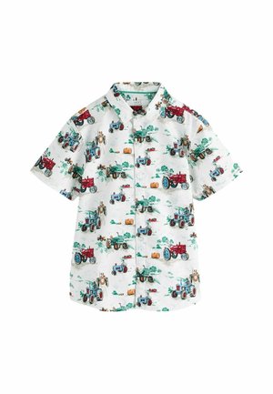 Enfant portant une chemise à manches courtes boutonnée avec des illustrations colorées de tracteurs et de ferme, ainsi qu'un écusson "Assistant de la récolte".